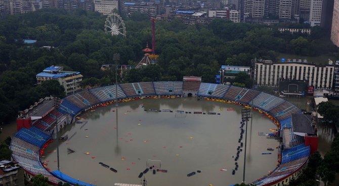 Проливни дъждове напълниха с вода стадион в Китай