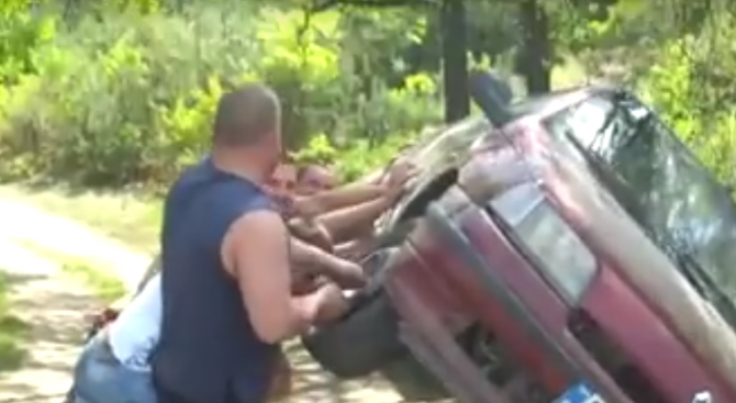 Македонци се подиграват как нашенци сменят гума (видео)