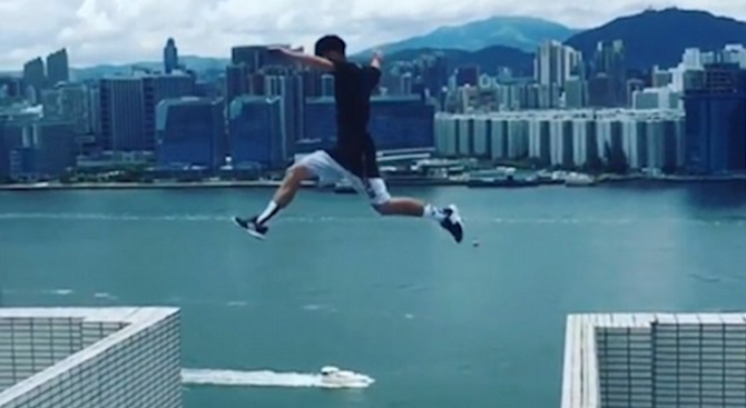 Смел британец скочи между два небостъргача (видео)