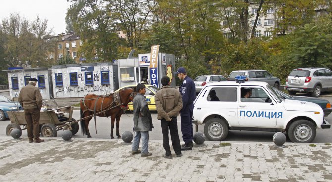 Кола и каруца се удариха, пострадаха три деца