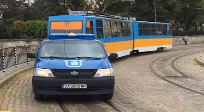 Кола на съдебната власт се движи по трамвайните релси в София (снимка)