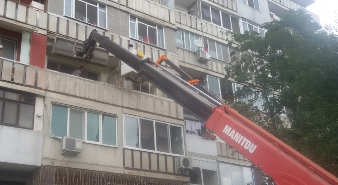 Премахнаха 200 килограмов опасен панел от жилищен блок в Бургас
