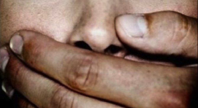 Секс тормоз: Деца се гаврят с 13-годишно момиче