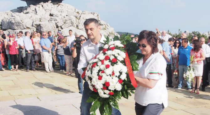 Нинова почете паметта на загиналите в боевете на връх Шипка (снимки)
