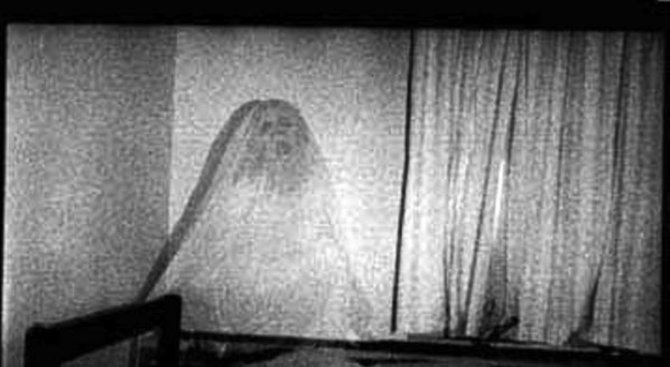 Ужасен призрак се появи на снимка от преди 14 години