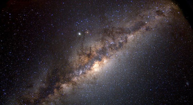 Съседна галактика деформира диска на Млечния път