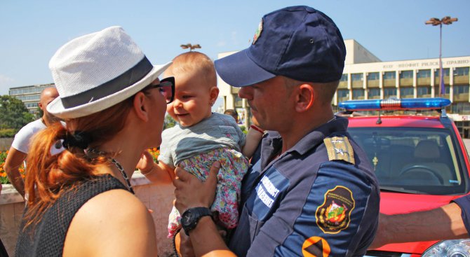 В Благоевград посрещнаха българските пожарникари, участвали в спасителните акции в Скопие (снимки)