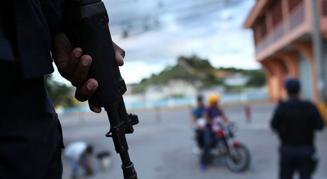 Бандити застреляха осем млади мъже на улица в Хондурас