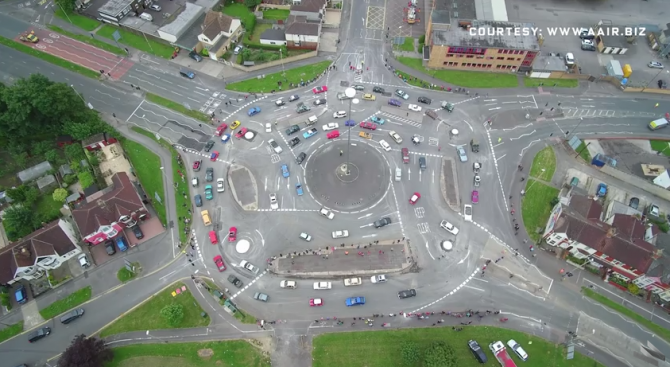 Вижте най-страшното кръгово кръстовище (снимка+видео)