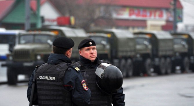 Мъж взе заложници и заплаши да взриви бомба в банка в центъра на Москва (обновена+видео)