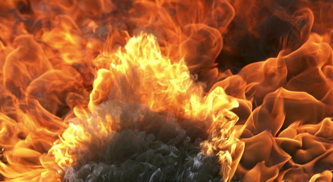 Подпалиха тоалетната на заведение на плажа в Иракли