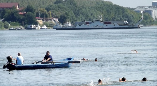 Традиционно преплуване на Дунав направиха днес силистренци (снимки)