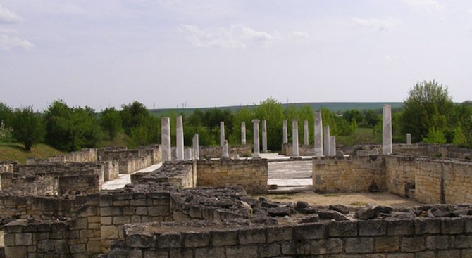 Бронзов реликвен кръст, коланен накрайник и керамични съдове бяха открити при разкопки в Абритус