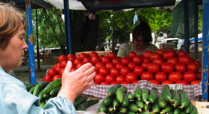 По-евтини плодове и зеленчуци по пазарите в сезона на бурканите