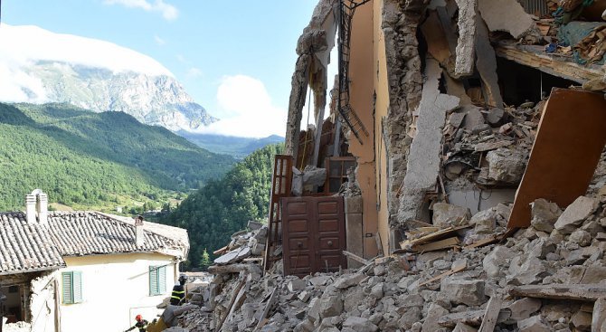 Спор за погребения разгневи оцелелите от земетресението в Италия