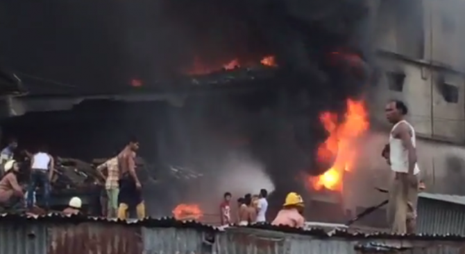 Мощна експлозия разтърси Бангладеш (снимка+видео)