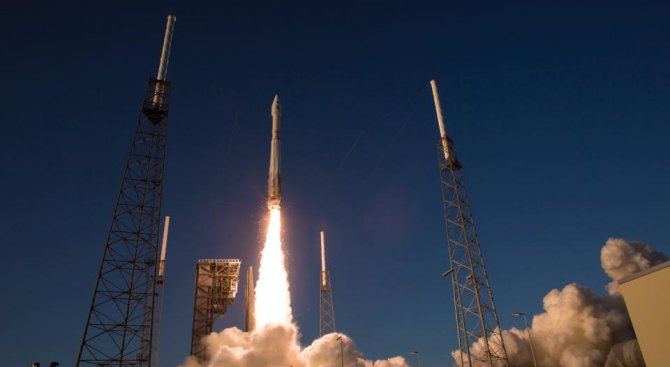 НАСА изстреля първия си космически апарат за връщане на проби от астероид (видео)