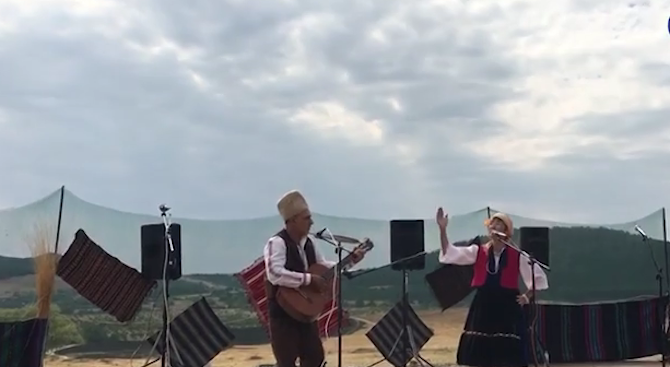 Японка пее &quot;Македонско девойче&quot; на събора в Хисаря (видео)