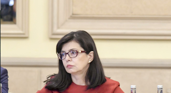 Кунева: Ще решим проблема с фалшивите бележки на учениците