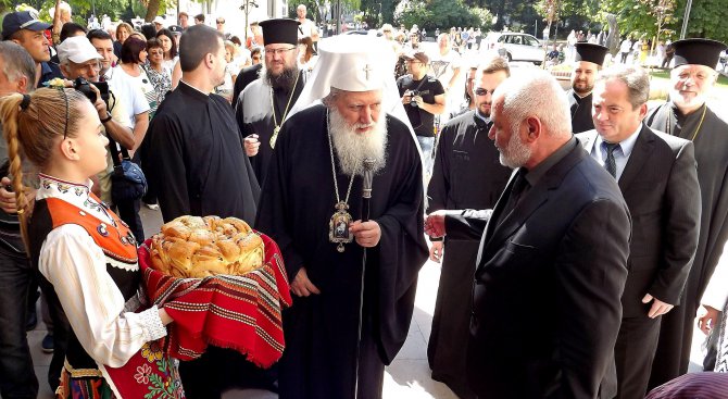 Патриарх Неофит повежда литийно шествие
