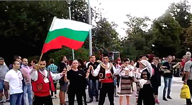 Пловдивчани играха хоро на централния площад в града