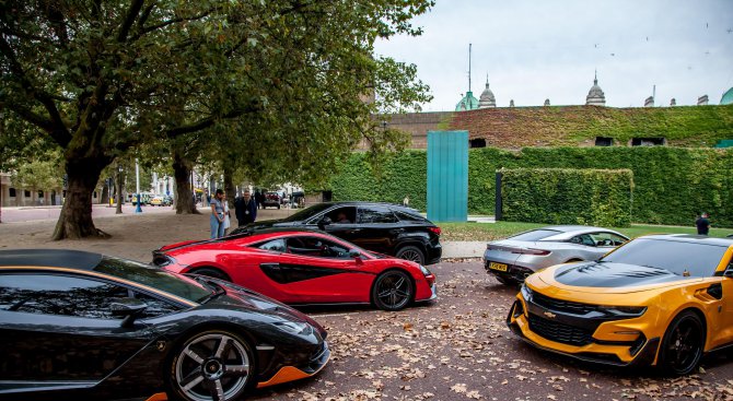Шеметни гонки с колите от ''Трансформърс'' пред Бъкингамския дворец (снимки)