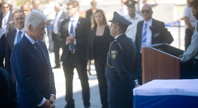 Бил Клинтън се поклони пред ковчега на Шимон Перес (снимки)