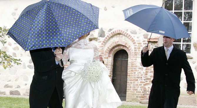 Двойки в Румъния получиха пари за дългогодишен брак