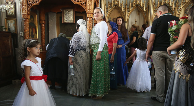 Все по-малко роми сключват ранни бракове, но трудно някой тръгва срещу статуквото