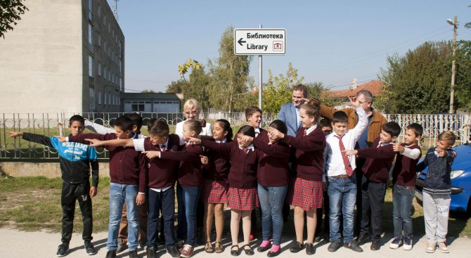 В Дулово обозначиха с указателни табели пътя до библиотеката (снимки)