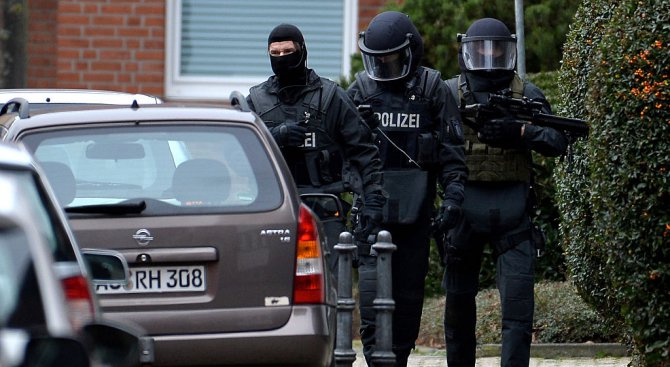Германската полиция щурмува жилищна сграда в Кемниц заради терорист (обновена+видео)