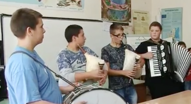 Ученици свирят в междучасията (видео)