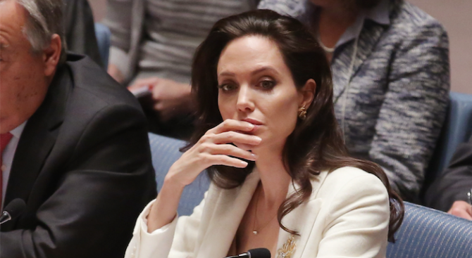 Анджелина Джоли с поверителен разговор с агенти на ФБР