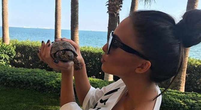 Николета Лозанова се показа с костенурка в ръка