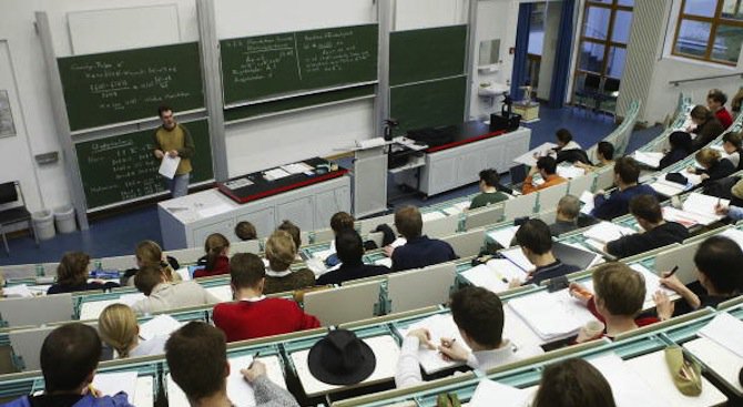 Професори от 14 университета в Пенсилвания стачкуват за по-високи заплати