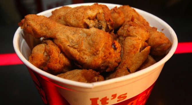 Жена съди KFC за малко пилешко в кофата