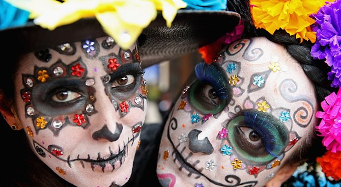 Парад на мъртвите шества по улиците на Мексико