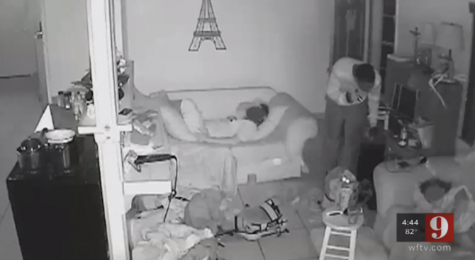 Вижте как нагли крадци обират къща, докато деца спят (видео)