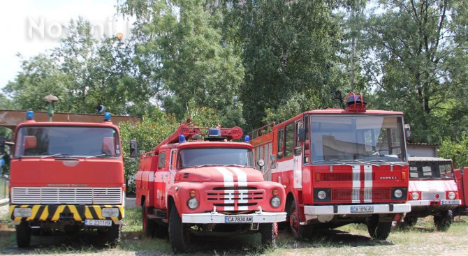 Изгоряха 4 коли в двор на автокъща в Плевен