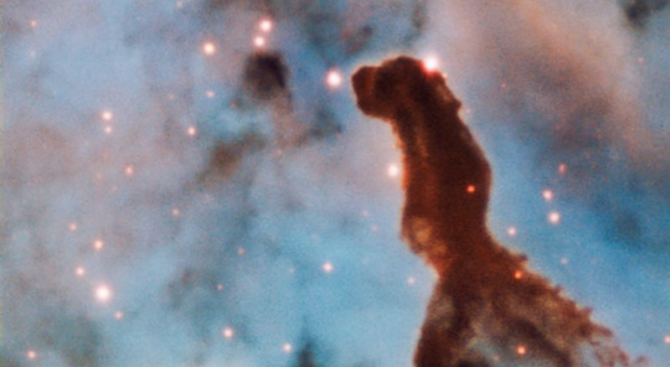 Астрономи заснеха смайващи стълбове в мъглявина