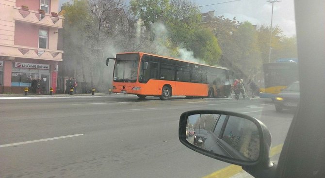 Автобус горя на Орлов мост в София (снимки)