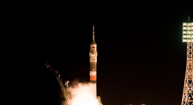 "Союз" с французин, американка и руснак на борда потегли