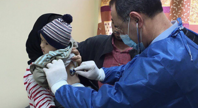 Бежанците в Харманли болни от краста, варицела и пиодермия, установиха лекари от ВМА (снимки)