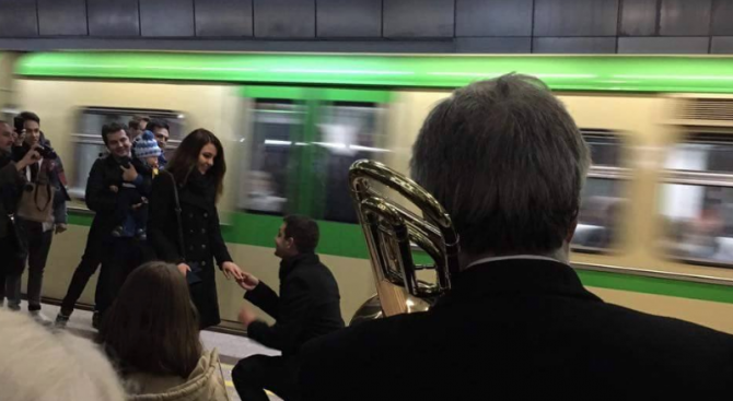 Едно романтичното предложение за брак в столичното метро (снимки)
