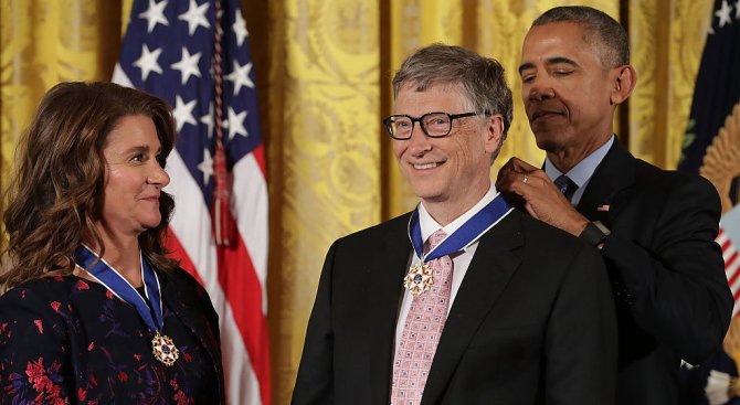 Обама връчи Медала на свободата на Бил Гейтс, Майкъл Джордан и Том Ханкс (галерия)