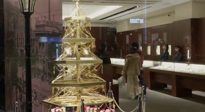 В Токио продават златна коледна елха (видео)