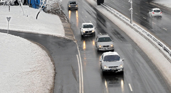 АПИ към шофьорите: Не тръгвайте на път без зимна подготовка заради очакваните сняг и виелици