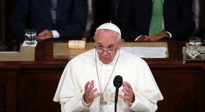Папата призова световните лидери да не бавят изпълнението на глобалните споразумения за климата