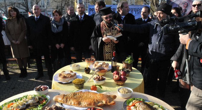 Бургас отбелязва празника си на днешния Никулден (снимки)