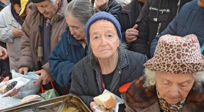 Дядо Николай раздаде курбан за здраве